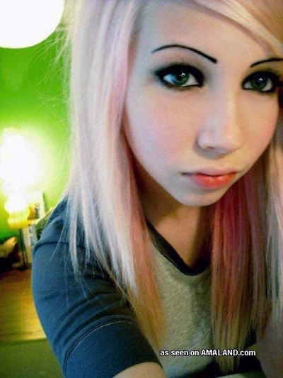 Hot amateur blondie emo babe