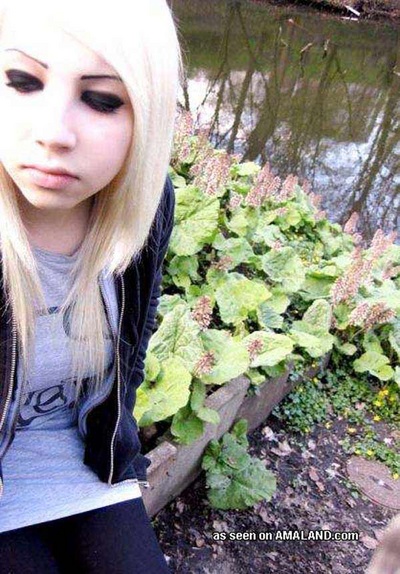 Hot amateur blondie emo babe